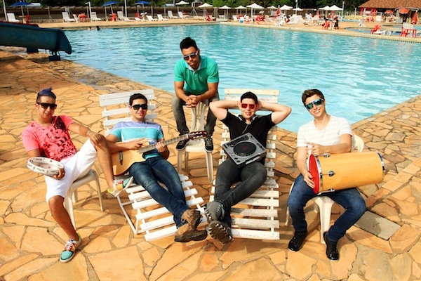 O grupo Vibe Eletro Samba é formado pelos irmãos Felipe de Sousa, 25, o DJ Lipe; Rafael Sousa, 22, o Rafinha (violão e vocal); Saulo de Sousa, 27 (pandeiro e vocal); e os amigos Renato Sousa, 25 (cavaco e vocal) e Lucas Bianchi, 19 (rebolo e vocal)